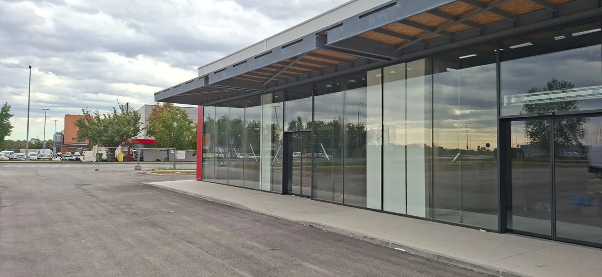 Ivanić grad, Poslovni prostor u retail parku, 560m2!! Veliki parking!