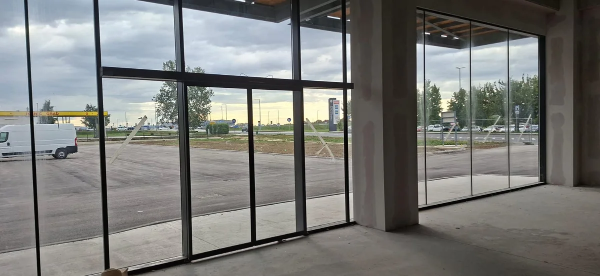 Ivanić grad, Poslovni prostor u retail parku, 560m2!! Veliki parking!