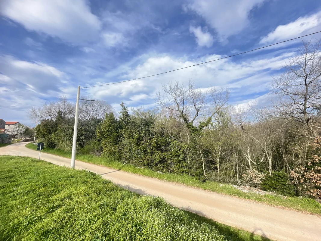 Istra, Buje, Kaštel, građevinsko zemljište 888m2, 60€/m2