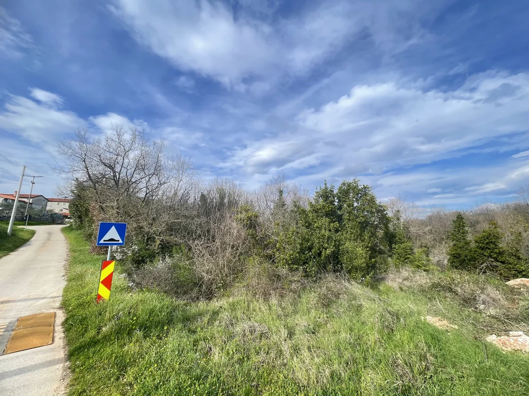 Istra, Buje, Kaštel, građevinsko zemljište 888m2, 60€/m2