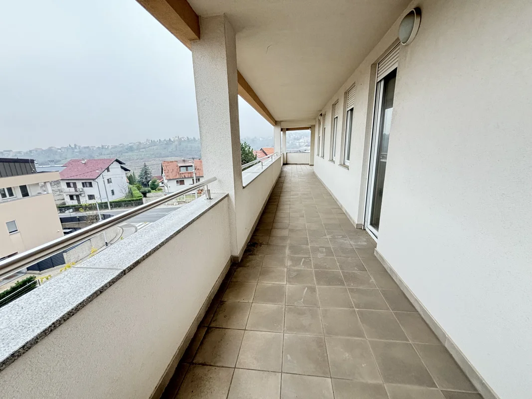 Penthouse s velikom terasom i panoramskim pogledom – Bijenik