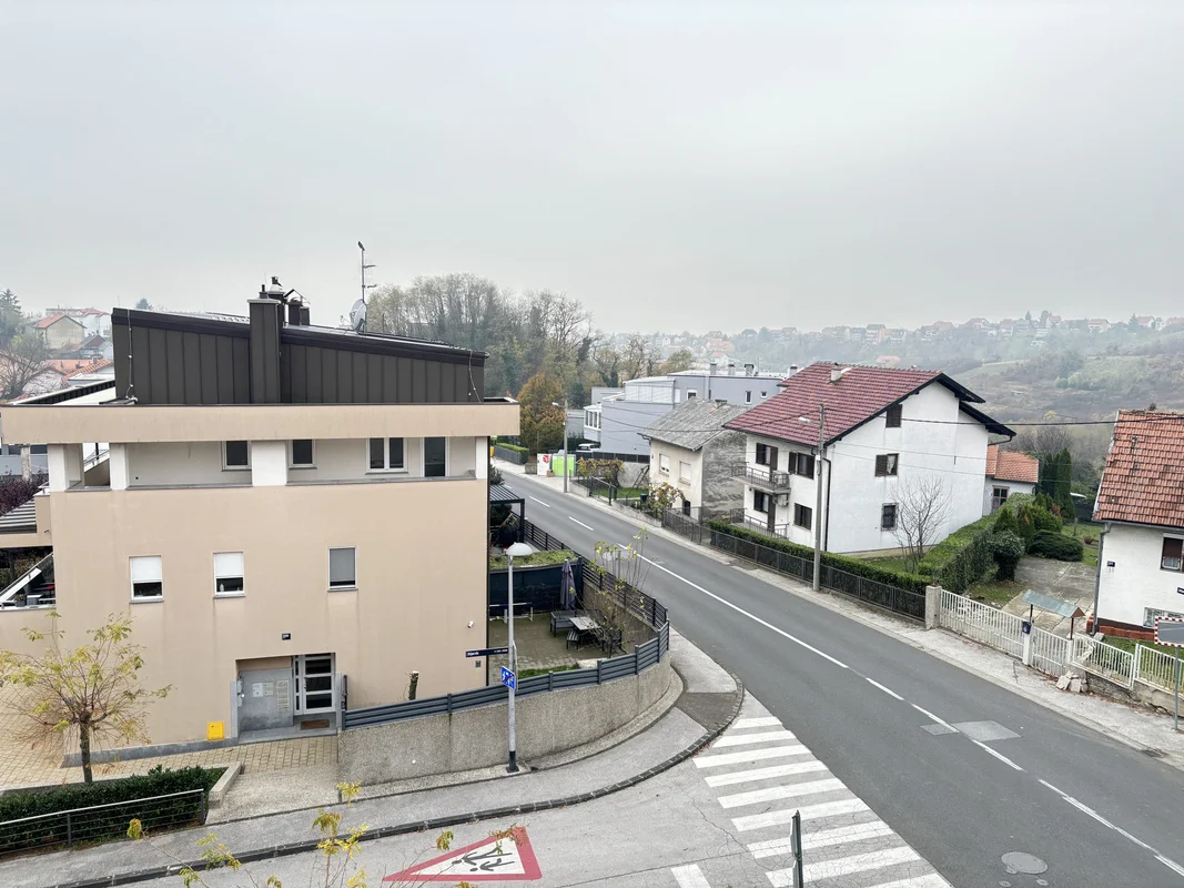 Iznajmljuje se luksuzni penthouse s terasom i panoramom – Bijenik