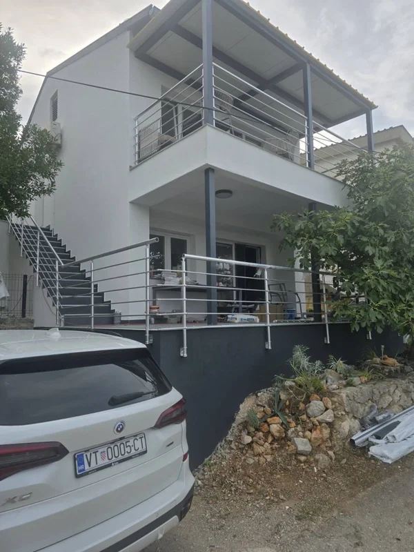 Kuća sa dva apartmana, Karlobag, 3 red do mora!! NOVOADAPTIRANO!