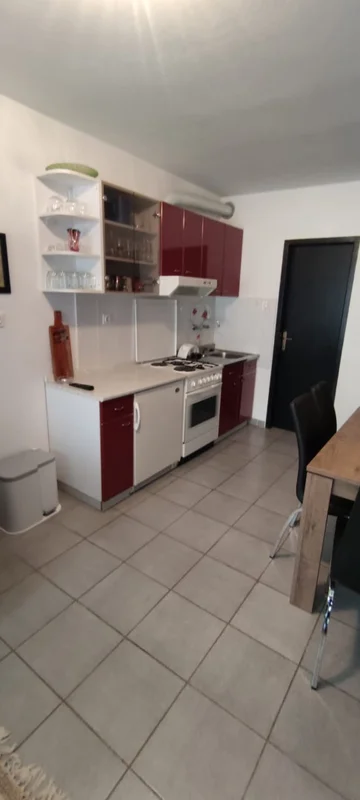 Apartman u Pakoštanama s velikom terasom – blizu mora