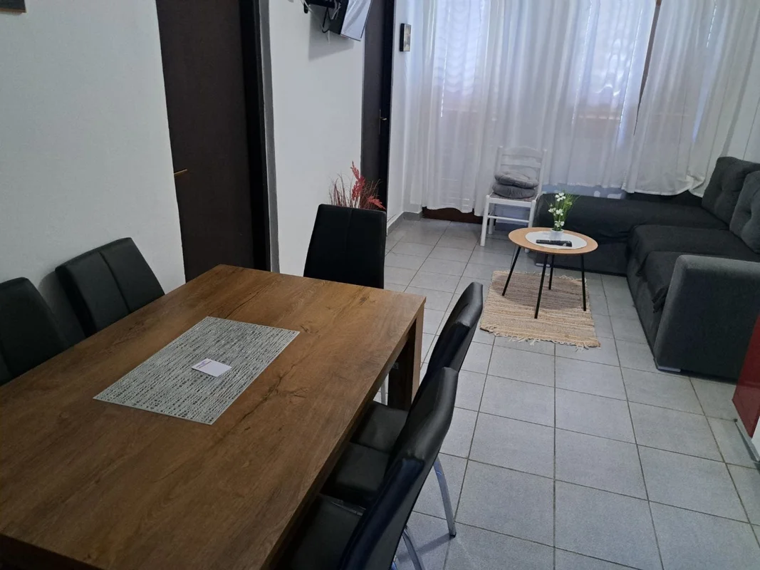 Apartman u Pakoštanama s velikom terasom – blizu mora