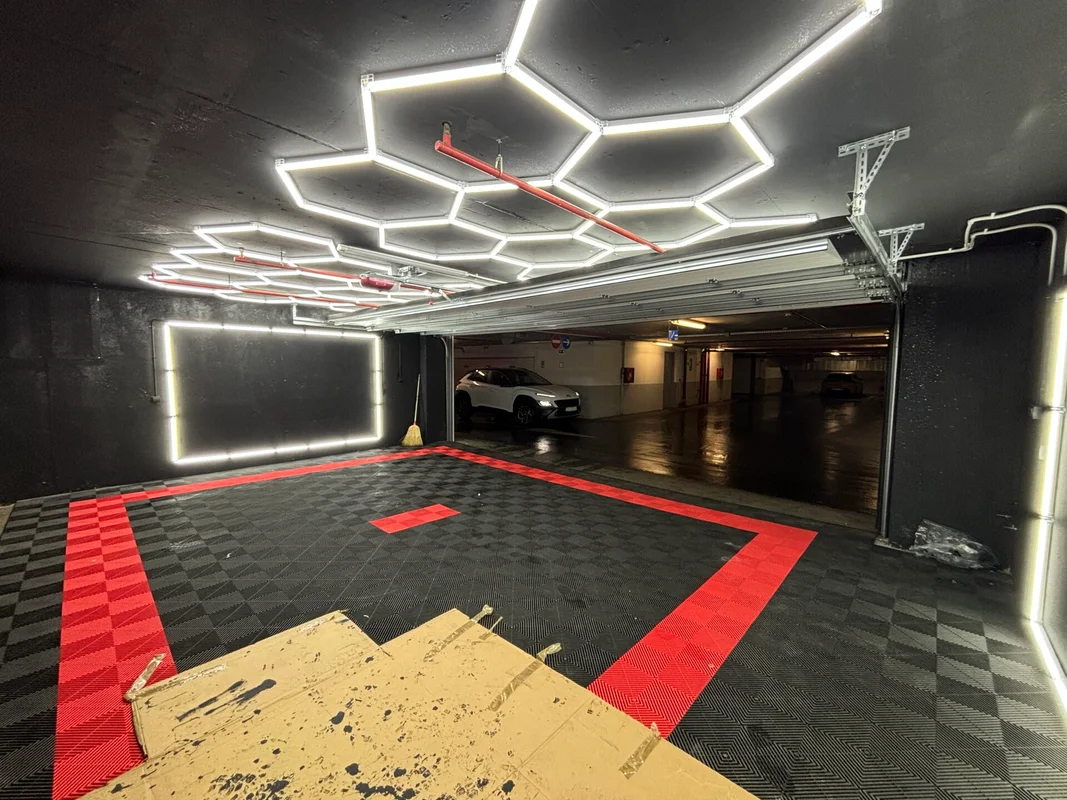 Moderna garaža 40 m² – Hörmann vrata, video nadzor